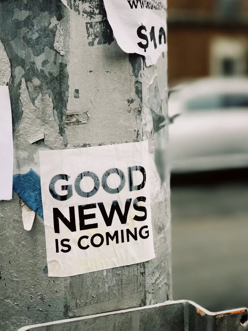 Plakat mit der Aufschrift „Good news is coming“ als Platzhalter für den noch gesuchten Rüden des Husky-Wurfs 2027